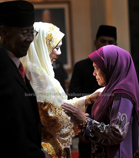 Tuanku Abdul Halim and Tuanku Hajah Haminah shake hands with palace staff at the end of reign of the 14th Yang di-Pertuan Agong and Raja Permaisuri Agong. — Bernama photo