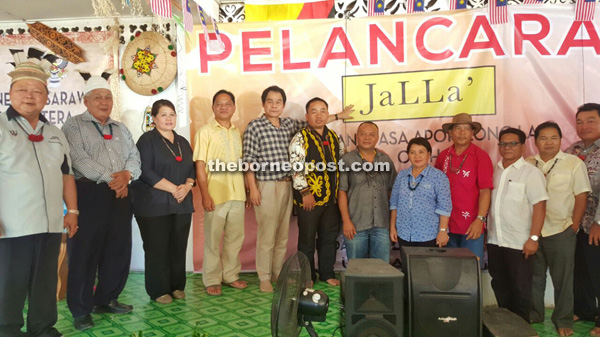 Anyi (fifth left) with Elizabeth (third left), Lenjau (fourth left), Anthony (sixth left), other community leaders and JaLLa’ executive committee members.