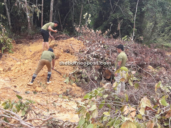 Members of SFC enforcement team uncover the buried logs at a site near Mile 24 of Bintulu-Miri Road.