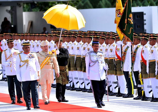 Sultan Muhammad V inspecting the honour guard at the Parliament Square.