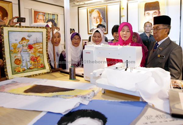 KREATIF: Tunku Azizah Aminah Maimunah (dua kanan) berkenan melihat antara mesin jahit yang digunakan untuk menghasilkan satu foto ‘quilt’ sempena ‘Sewing World Gallery’ di Subang Jaya semalam. — Gambar Bernama