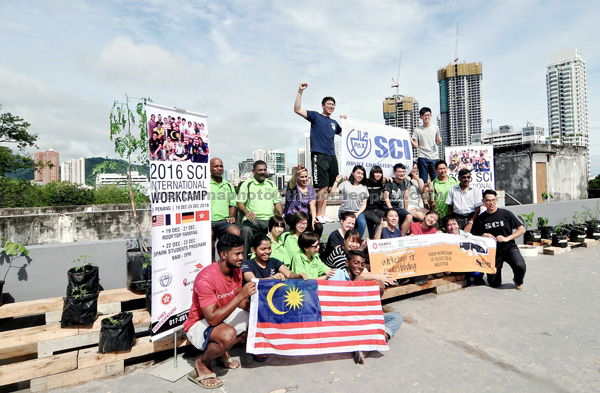 University students, from Hong Kong, France, Germany and Malaysia taking part in a rooftop farming project organised by the Service Civil International (SCI) in collaboration with the Consumer Association of Penang (CAP). — Bernama photo