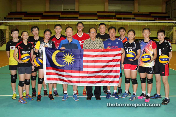 Hii (centre) presenting the flag to the national women’s team embarking on one of the overseas exposure trips in preparation for 2017 SEA Games.