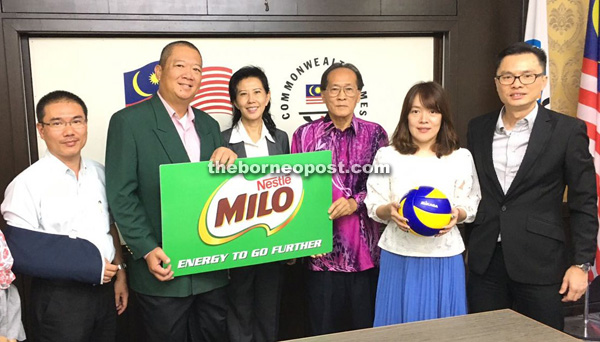 Hii (fourth from left) receiving sponsorship from Milo’s representative Ng Ping Loong (second from left) and Esther Law of Sunrise Sports (fifth from left).Looking on from left are Mava secretary Joseph Gerard, Olympic Council of Malaysia secretary Datuk Low Beng Choo and Mava vice-president Choy Teik San.