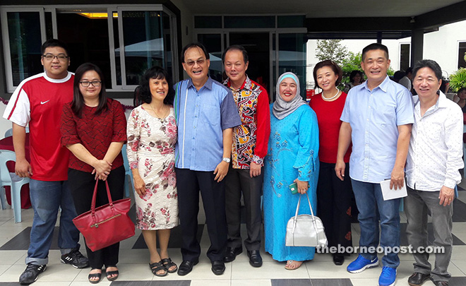 Baru (fourth from left) with his wife, Yu Ching Sieu (third from left), See (second from right), Voon (second from left) and others in a photo-call at Baru’s house on Christmas Day.