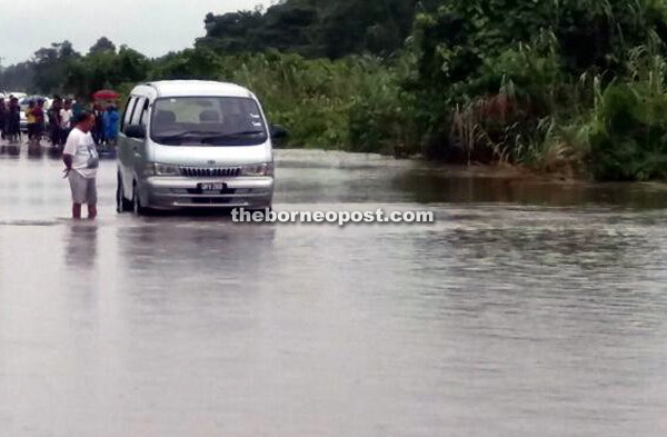 A feeder road along the Lundu/Sematan road that was flooded yesterday. 