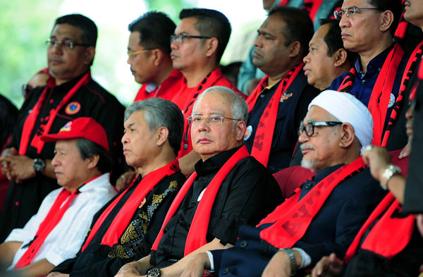 Najib (second right) with Ahmad Zahid (second left) at the Solidarity for Rohingya gathering at Titiwangsa Stadium. Also present are Abdul Hadi (right) and Anifah. —Bernama photo