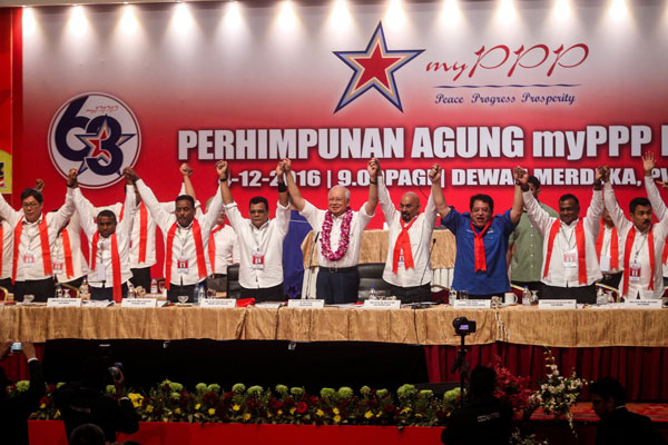 Najib (centre) in a show of unity with the party leaders after opening the 63rd myPPP annual general assembly at Putra World Trade Centre (PWTC) in Kuala Lumpur. — Bernama photo