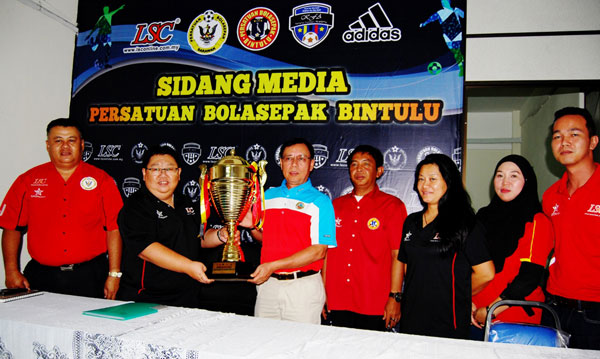 Lea Group’s Poh (second left) hands over the challenge trophy to Dr Rundi, witnessed by (from left) Duke, Dumas Holdings Sdn Bhd chief operating officer Dato Nadzirudin Mohidin and LSC staff.