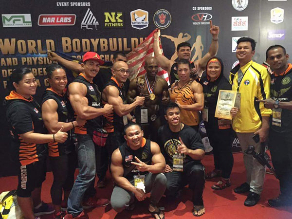 Syarul (standing, centre), flanked by Tan and Malvern, shares his joy with the rest of the Malaysian contingent at the end of the world championships in Pattaya.