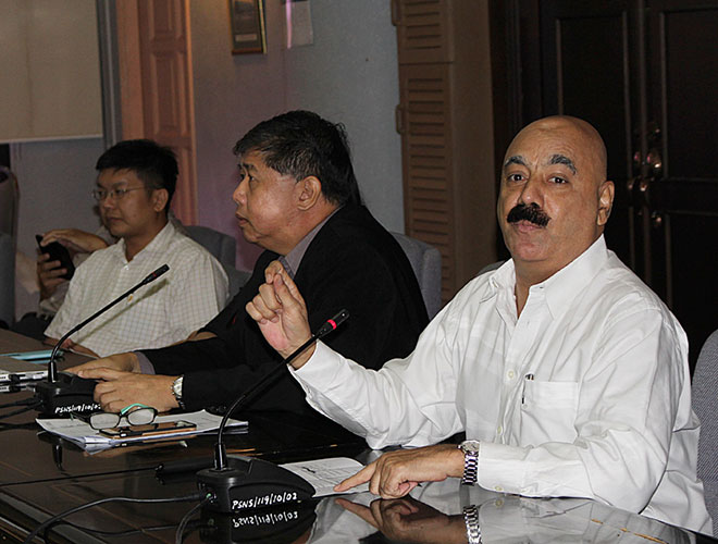 Dr Ong (centre) and head of coaching panel Dr Balbir Singh Gill (right) at the meeting.