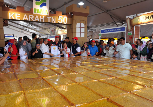 Najib accompanied by Badruddin and Ahmad Shabery looking at the biggest ‘bingka’ at the ‘Gegar Generasi Transformasi Ruminan’ (GTR) gathering at the International Exhibition of Agriculture, Livestock, Horticulture and Agro-Tourism (MAHA 2016) in Kuala Lumpur. — Bernama photo 