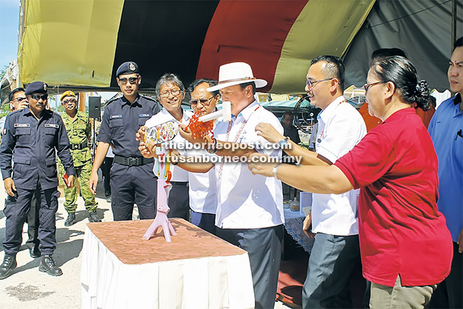 RASMI: Mawan menyempurnakan perasmian Regata Saratok di Pentas Ria, Tebingan Krian semalam.