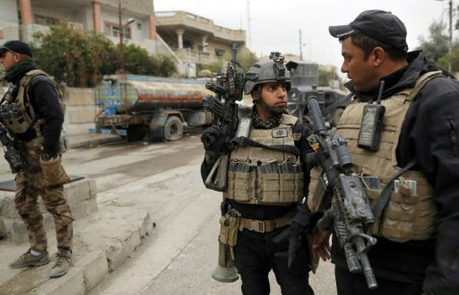 Soldiers from the Iraqi special forces secure a street in the Al-Bakr neighbourhood of Mosul during an operation against Islamic State (IS) group jihadists on November 30, 2016 -AFP photo