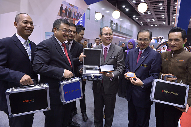 PRODUK KLONER: Madius (tengah) menunjukkan produk Kloner dari Cybersecurity Malaysia pada Majlis Pelancaran Produk KPI Khas Tahun Pengkomersialan Malaysia 2016 (MOSTI) di Pusat Konvensyen Kuala Lumpur, semalam. — Gambar Bernama