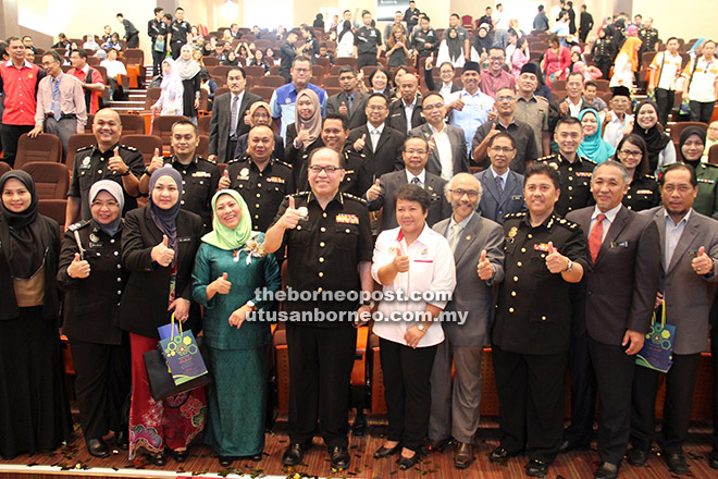 KENANGAN: Nancy (empat kiri), Badrul (lima kiri) merakamkan kenangan bersama para peserta dan jemputan Program Hari Anti Rasuah Kebangsaan Peringkat Negeri 2016 semalam.