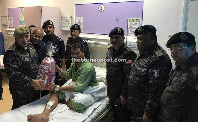 Rashid visits the injured GOF personnel at Semporna Hospital after the press conference.