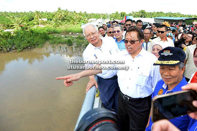 WAJAH GEMBIRA: Najib ditemani Abang Johari, Nancy, Fadillah, Naroden dan tetamu kehormat lain melihat pemandangan dari atas Jambatan Batang Sadong.  