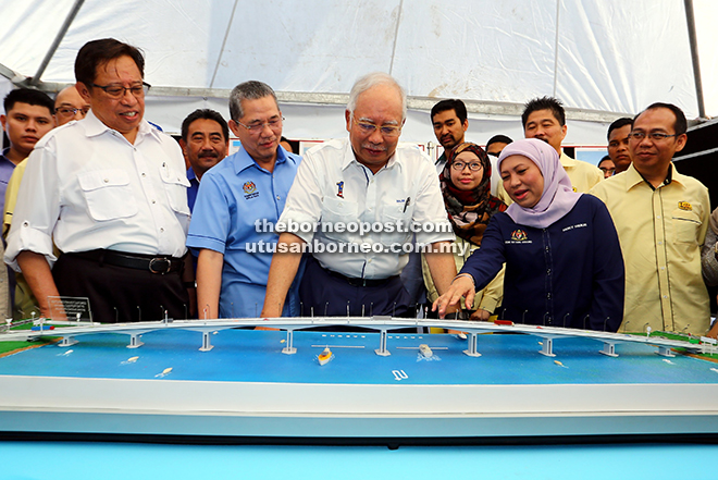 JANJI DITEPATI: Najib ditemani (dari kiri) Abang Johari, Awla dan Fadillah mendengar penerangan mengenai Jambatan Batang Sadong daripada Nancy.