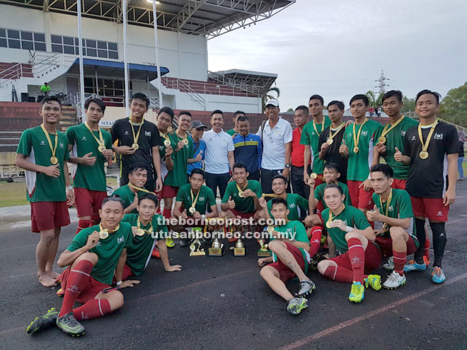 All smiles as Saif (sixth right) join the Miri players and coaches after they lifted the coveted trophy.