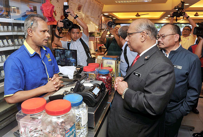 Subromaniam (second right) questions a restaurant worker during an inspection at Restoran Habib at Pasir Pelangi in Johor Bahru. — Bernama photo