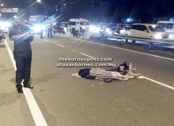 The body of the victim who died on the Tanjung Aru flyover. 