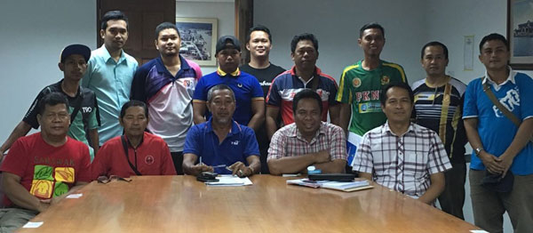 Seated from third left: Alidin, Bulhaji and Frederick (right)  with exco members of LFA after the meeting to cast lots for the Limbang League 2016/2017