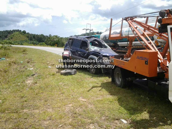 The wrecked 4WD being towed out of the crash site at KM52 of Sri Aman-Sarikei Road.