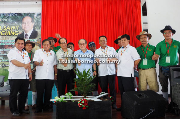 Uggah (fourth left) joins (from left) Miro, Ranum, Dr Richard, Henry and others for a photo-call after having officiated at the opening of ‘Oil Palm Smallholders Open Day’ in Bau Civic Centre. — Photo by Jeffery Mostapha