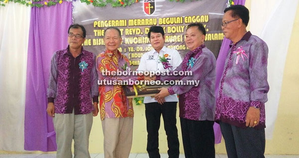 Organising chairman Peter Jawi (second right) presenting a memento to Bolly witnessed by Rayong and others. — Photo courtesy of Anthony Banyan