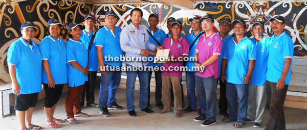 Dennis (sixth left) presents a certificate. Lok is at fifth right.