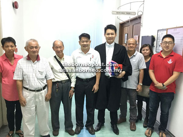 Pujut assemblyman Dr Ting (fourth left) with his counsel Ling (fifth left) outside the court room after the ruling. Others are Dr Ting’s family members and party members.