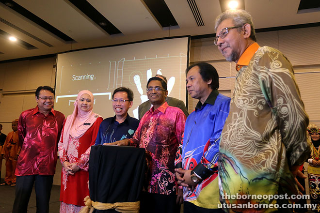 Dr Subramian (third right) launches the national-level World AIDS Day while (from right) Dr Lokman, Dr Jerip, Dr Sim, Dr Jamliah and Bakhtiar look on.