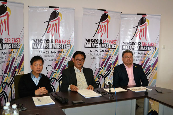 Karim (centre) flanked by Hii (left) and Chew at a press conference. 