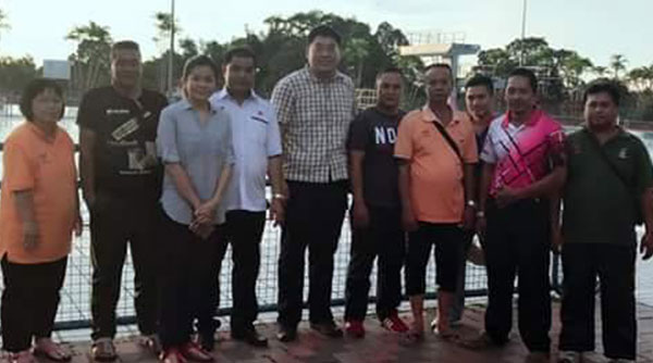 Wong, Ling, Zee Yeng (sixth, seventh, eighth from right) and others during a working visit to Sarikei Swimming Pool.