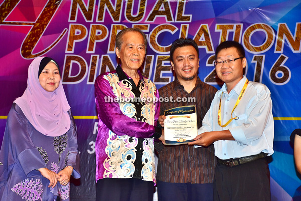 Tiong (left) handing over a Certificate of Appreciation from SMC to a representative of See Hua Daily News, Yii Suok Ming while Morshidi (second right) and Rogayah look on.  