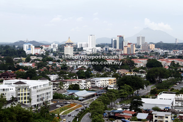 STRATEGI MENYELURUH: Foto arkib menunjukkan pemandangan panorama bandar raya Kuching. Di bawah SCORE, tumpuan                     tidak hanya diberi kepada kawasan bandar memandangkan pelan mega ini juga menyasar pertumbuhan di kawasan luar bandar.