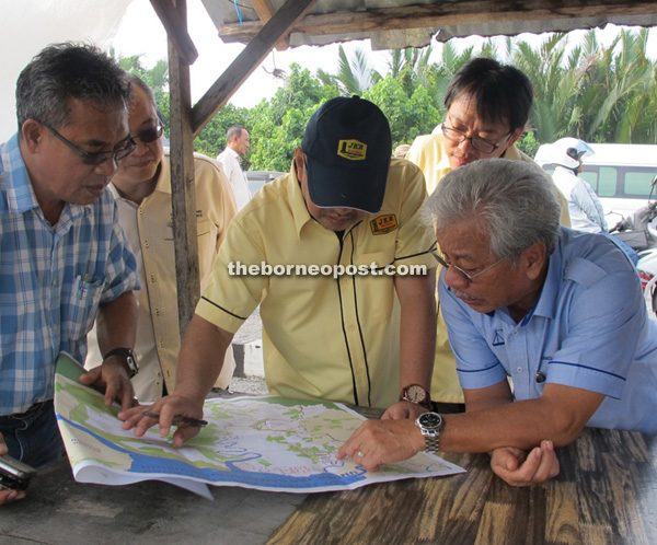 (From left) Pelagus assemblyman Wilson Nyabong, acting Public Works Department director Junaidi Shahdan and Masing in deep discussion.