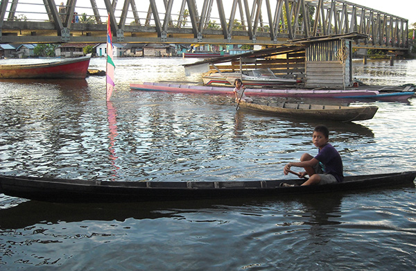 A scene on the Kapuas River.