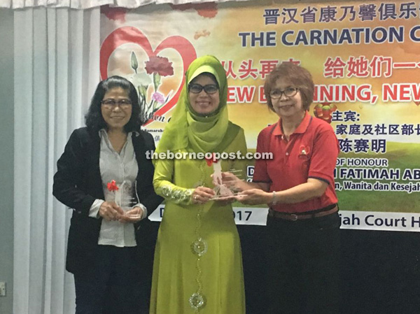 Fatimah (centre), Carnation Club of Kuching and Samarahan chairperson Magdalene Chong (right) and the speaker (retired matron) Fu Choon Kee in a photocall.