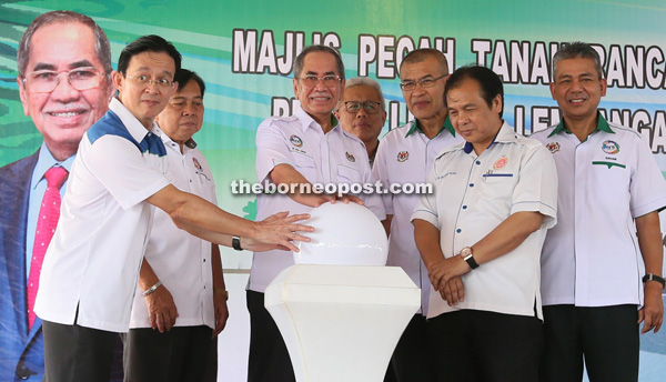 Wan Junaidi (fifth right) launches the earthbreaking ceremony of the Batang Kayan waterfront project.