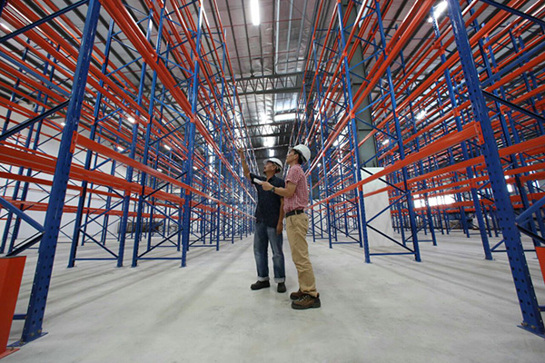 A picture showing the racks inside the new warehouse of East Coast located at Demak Laut Logistics Park.