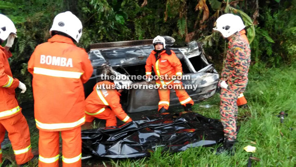 MAUT: Pasukan Balai Bomba dan Penyelamat Sri Aman bergegas ke lokasi kejadian untuk memadamkan kebakaran kenderaan itu dan membantu mengeluarkan mangsa yang tersepit di bahagian tempat duduk penumpang hadapan.