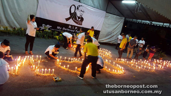 NYALAKAN LILIN: Ahli-ahli SUPP menyalakan lilin sebagai tanda penghormatan terakhir kepada Allahyarham Adenan. 
