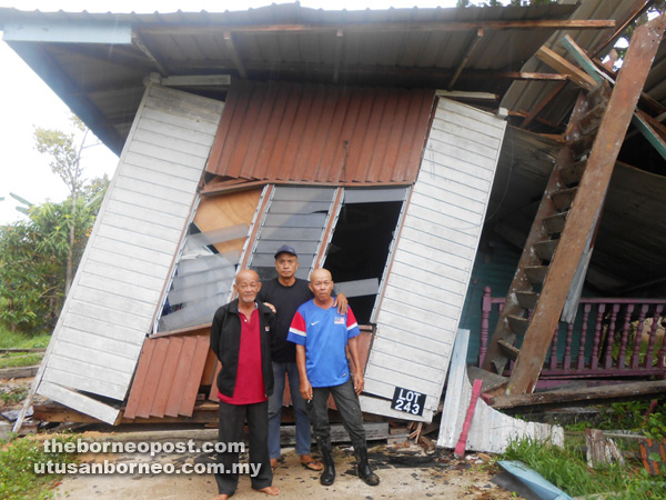 BANTU: Adik Dayang Janis, Salleh Awang Rahman (kanan) serta dua saudaranya yang lain turut berada di tempat kejadian bagi membantu keluarga berkenaan.