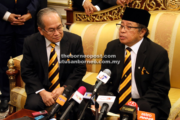 TIADA UMNO: Abang Johari (kanan) ketika sidang media di DUN, semalam. Turut kelihatan Uggah.