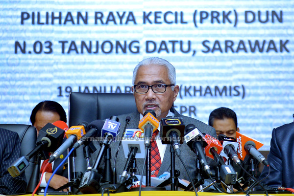 BERSIAP SEDIA: Mohd Hashim mengumumkan PRK DUN Tanjong Datu akan diadakan pada 18 Februari ini ketika sidang media semalam. — Gambar Bernama