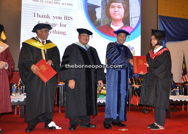 A student receiving the award from vice chancellor of Twinetch International University College of Technology Prof Dr Tengku Abdul Aziz Tengku Zainal, witnessed by principal and president of IBS College Antony Hii (second left) and others.