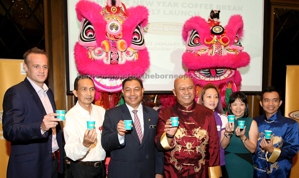 Ibrahimnuddin (centre) with Malaysian Road Safety Department director-general Datuk Ariffin Che Mat (third left), Petronas retail business division head Aadrin Azly (right), showing the disposable cups during the launching of the ‘PETRONAS COFFEE BREAK’ campaign in Kuala Lumpur. —Bernama photo