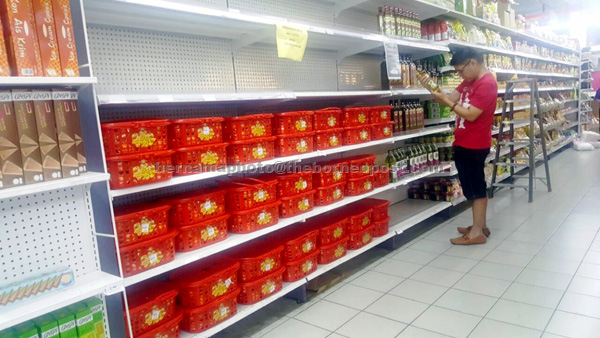 HABIS: Pembelian panik oleh orang ramai dan peniaga menyebabkan bekalan minyak masak di sesetengah kedai runcit dan pasar raya di sekitar Labuan berkurangan. — Gambar Bernama